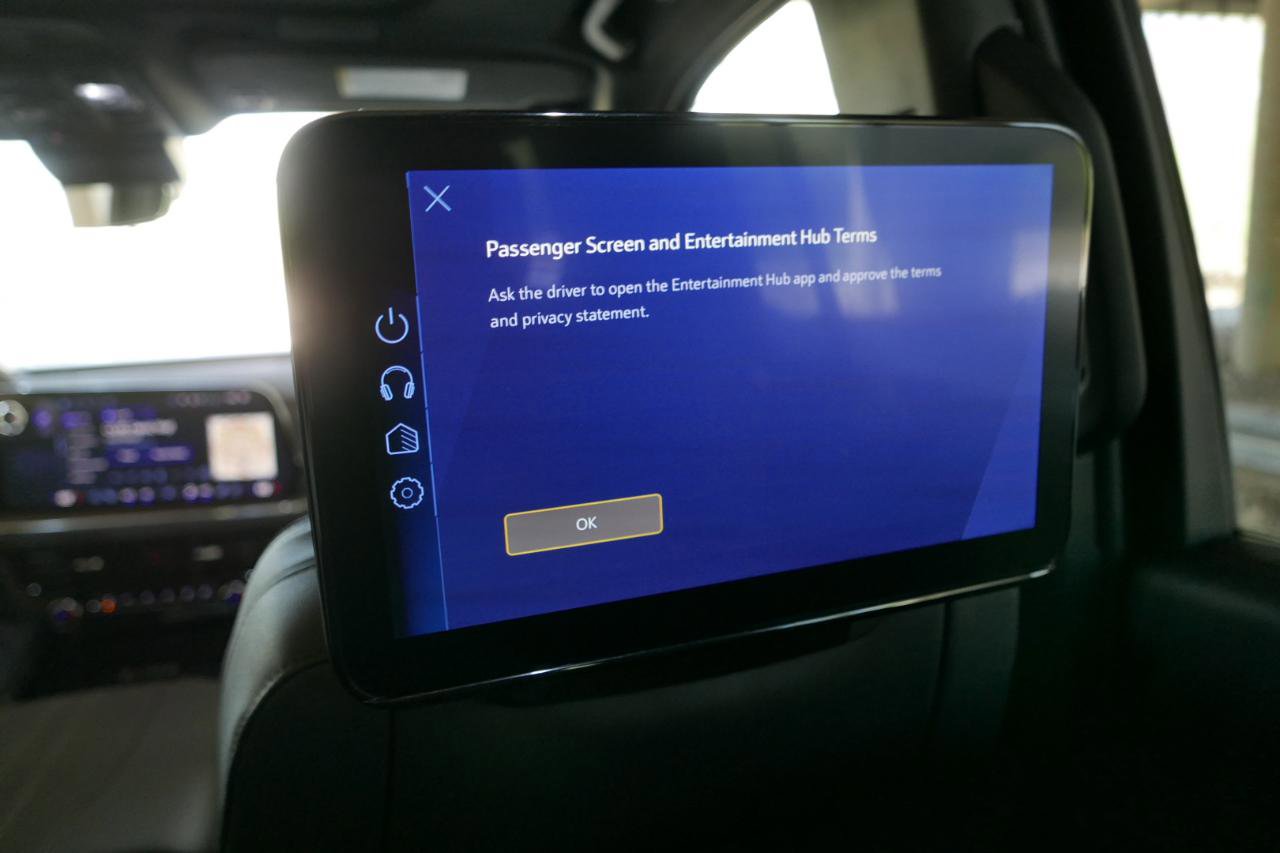 Used 2025 Chevrolet Suburban High Country AWD/4WD image 26