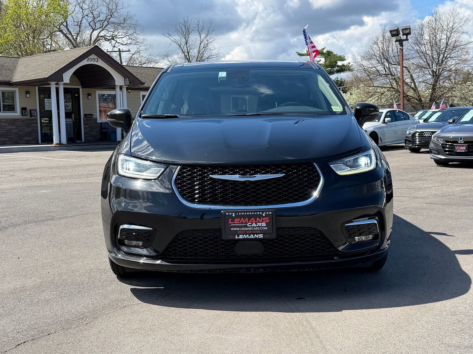 Used 2023 Chrysler Pacifica Touring-L image 3