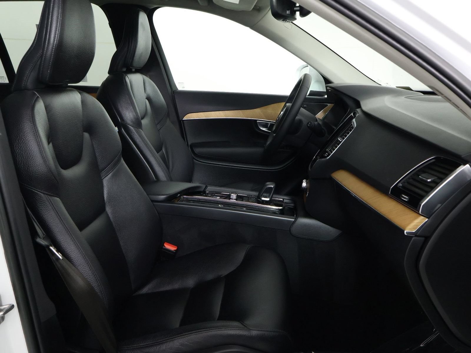 Certified 2023 Volvo XC90 T8 Plus AWD/4WD image 29