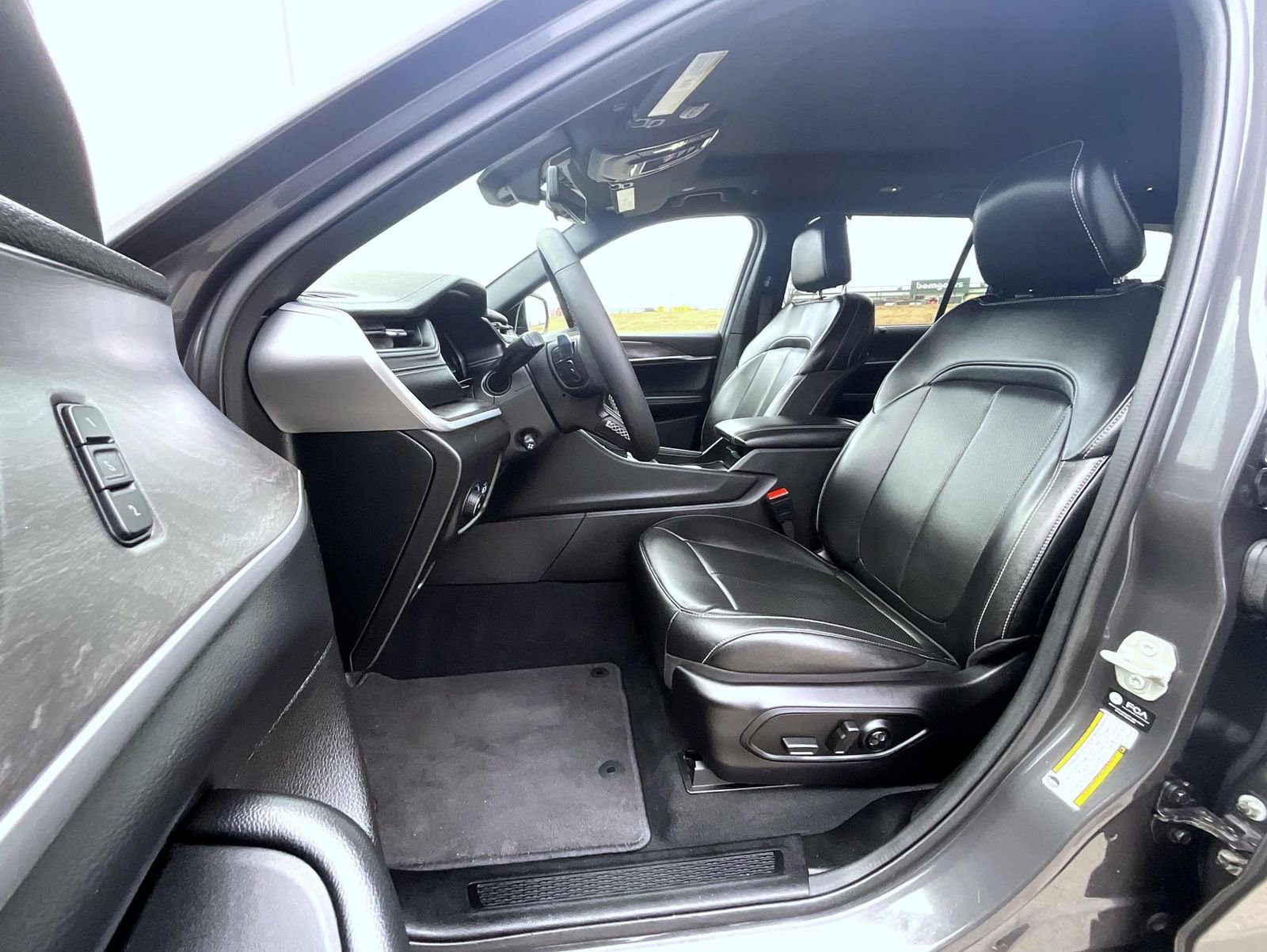 Used 2024 Jeep Grand Cherokee L Limited w/ Luxury Tech Group II image 10