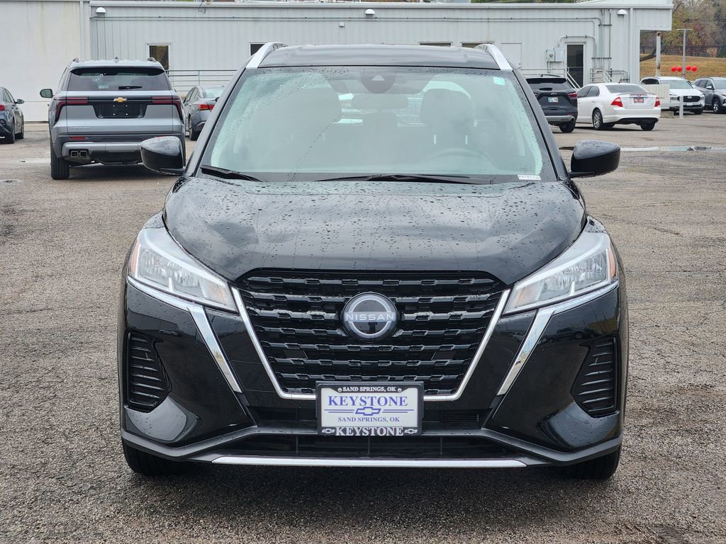 Used 2023 Nissan Kicks SV image 2