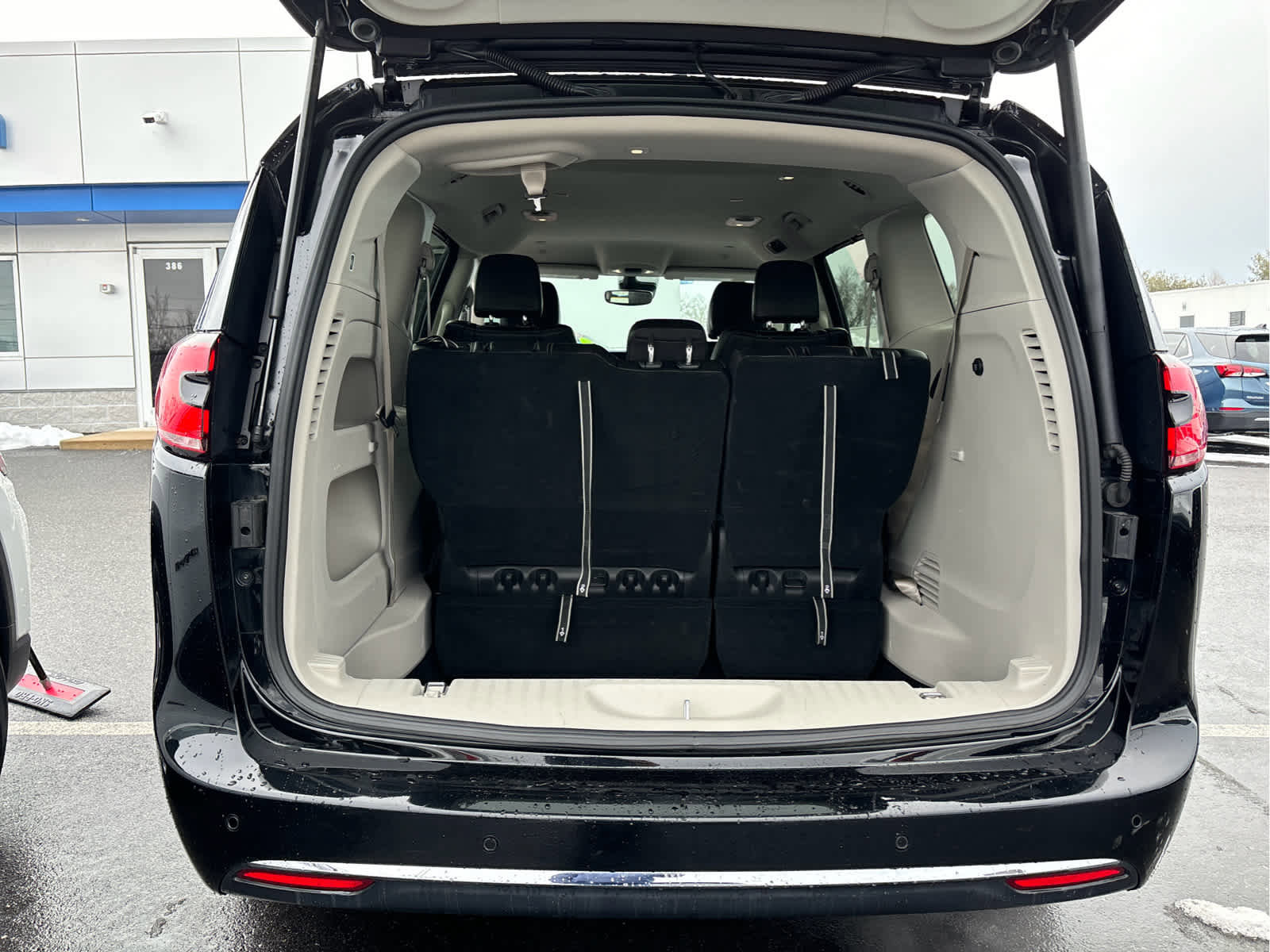 Used 2024 Chrysler Pacifica Touring-L image 29