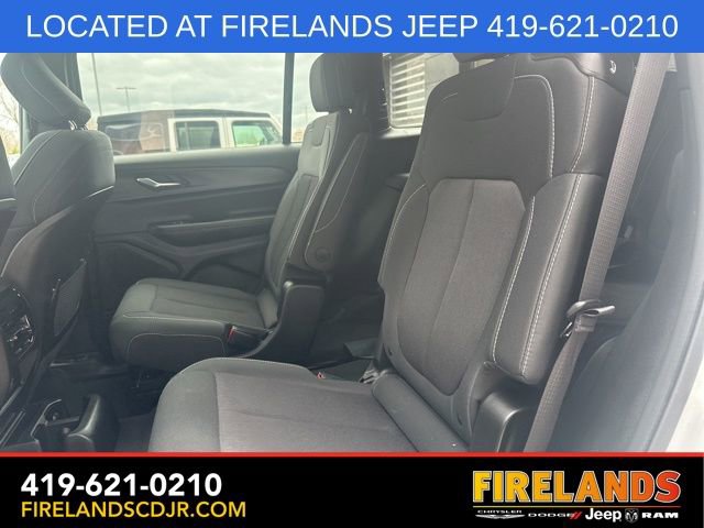 Used 2024 Jeep Grand Cherokee L Laredo image 5