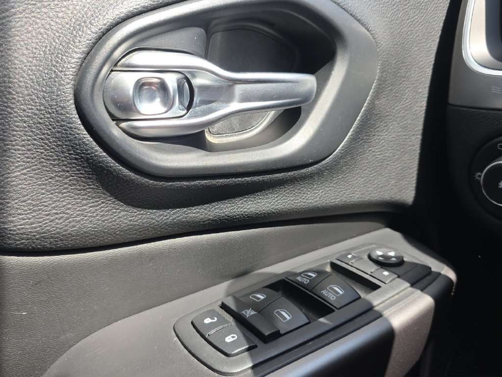 Used 2019 Jeep Cherokee Latitude Plus AWD/4WD image 11