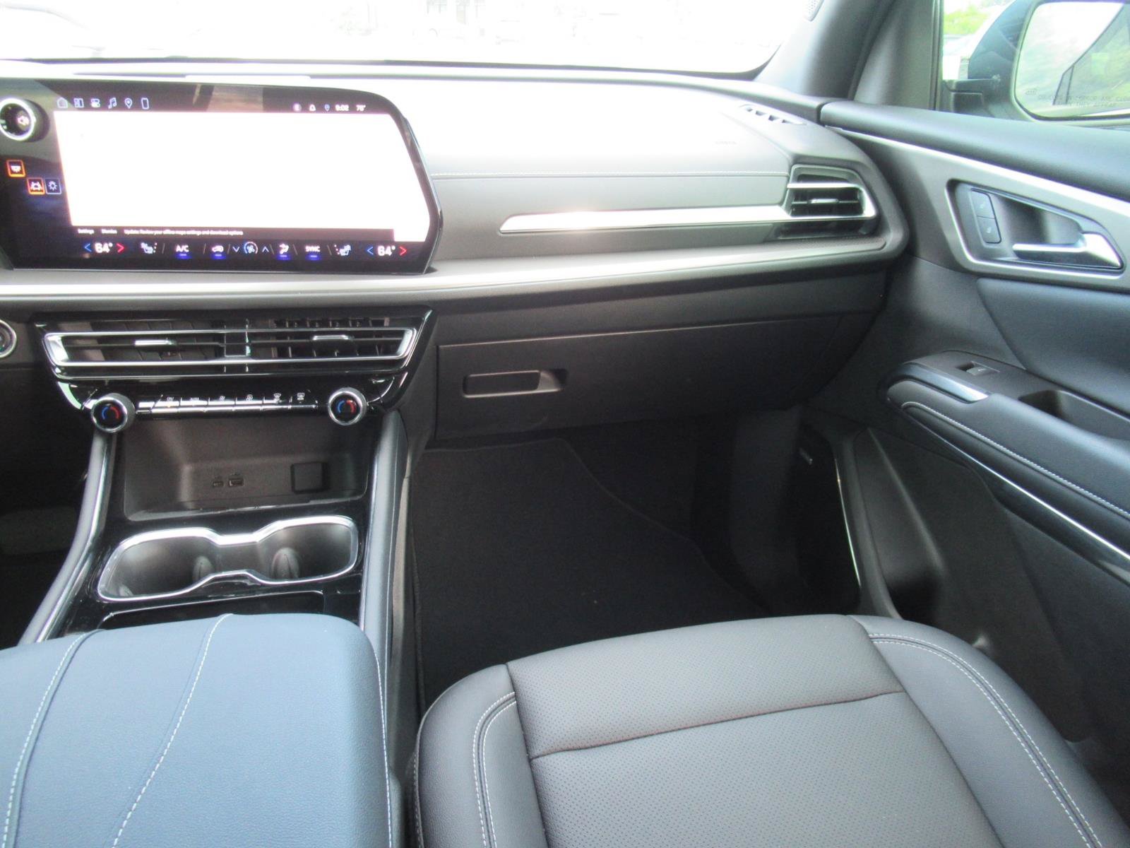 Used 2024 Chevrolet Traverse LT w/ Enhanced Driving Package FWD image 15