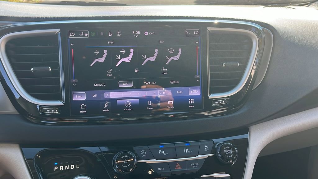 Used 2024 Chrysler Pacifica Touring-L image 17