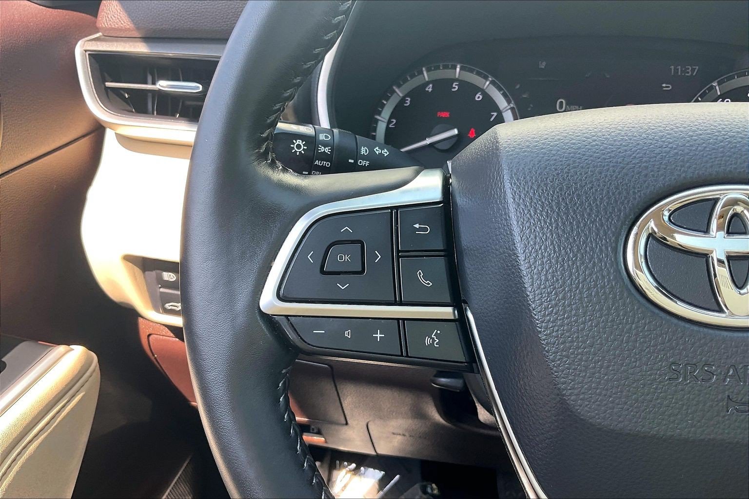 Used 2021 Toyota Highlander XLE AWD/4WD image 23