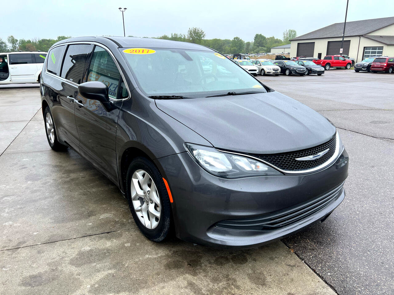 Used 2017 Chrysler Pacifica Touring image 3