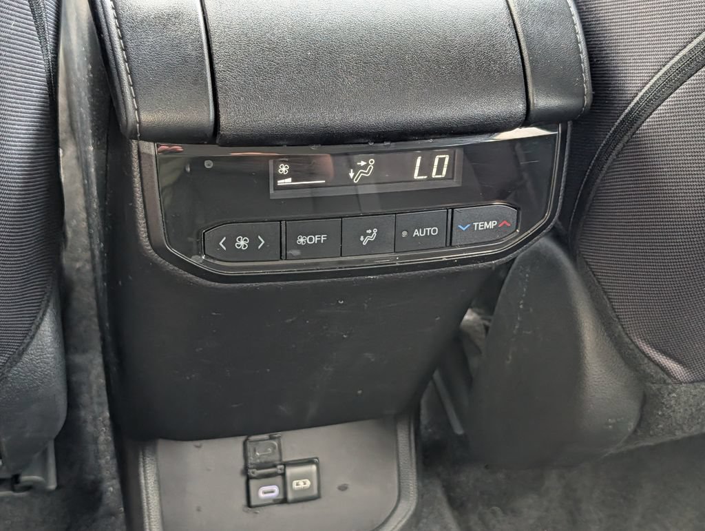 Used 2024 Toyota Highlander LE FWD image 17