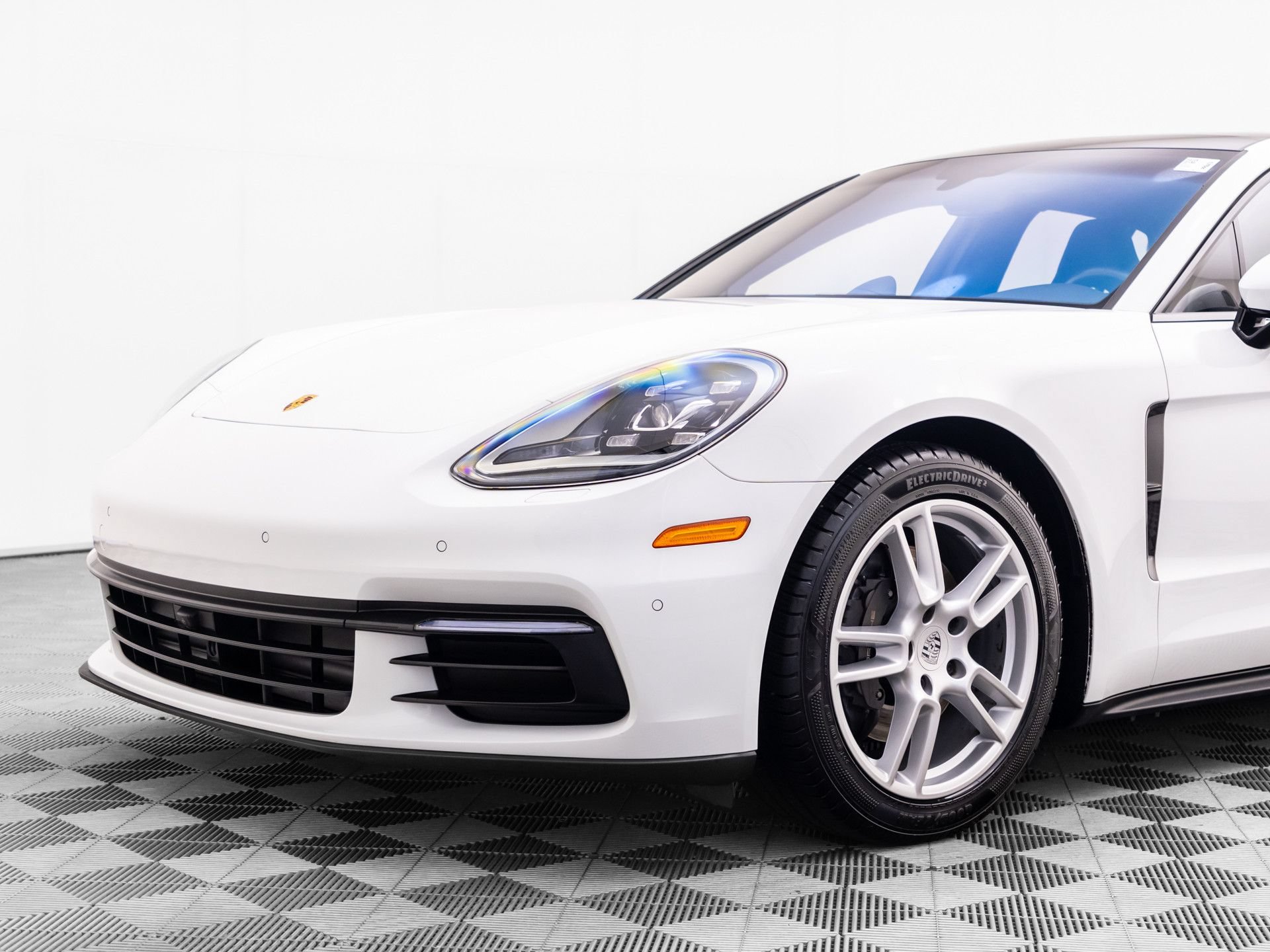 Used 2018 Porsche Panamera 4 AWD/4WD image 33