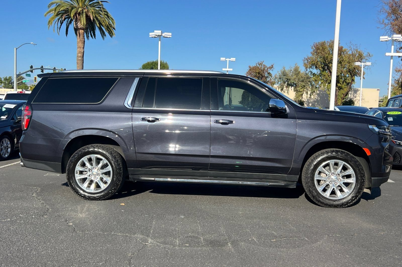 Used 2023 Chevrolet Suburban Premier AWD/4WD image 4