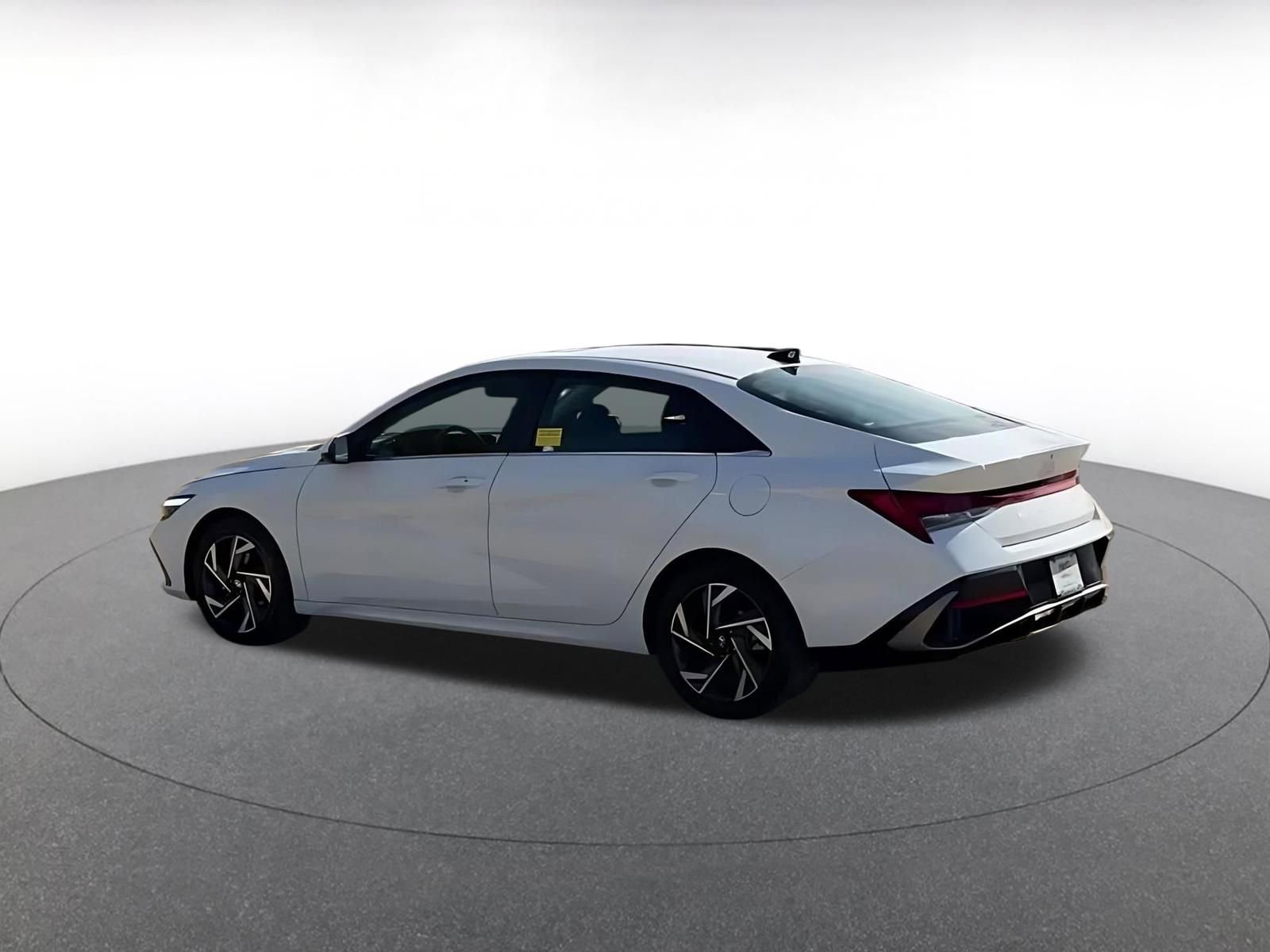 Used 2025 Hyundai Elantra SEL image 11