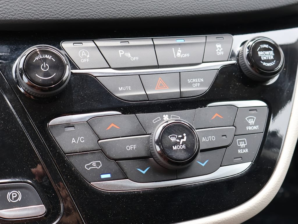 Used 2024 Chrysler Pacifica Touring-L FWD image 36
