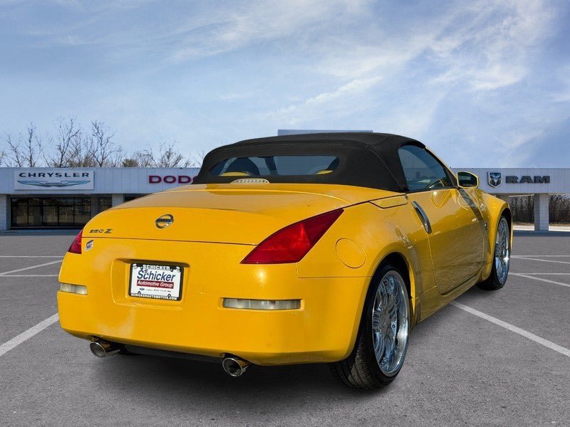 Used 2005 Nissan 350Z Touring RWD image 2