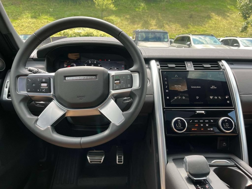 Used 2025 Land Rover Discovery Dynamic SE AWD/4WD image 18
