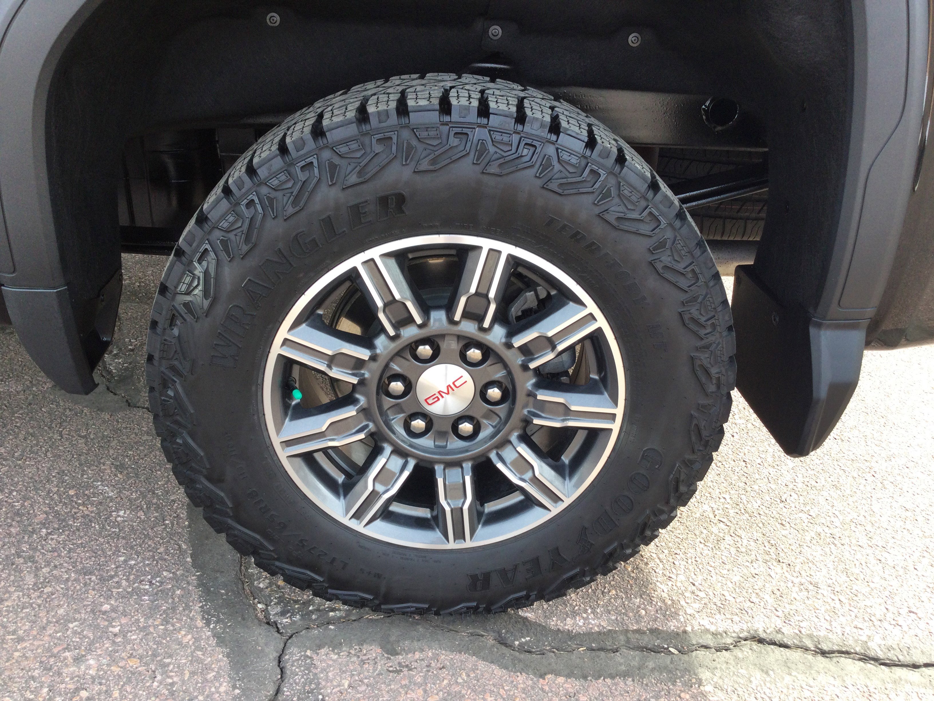 Used 2024 GMC Sierra 1500 AT4 w/ Technology Package image 9