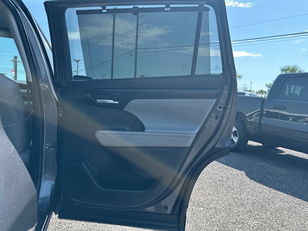 Used 2023 Toyota Highlander XLE FWD image 18