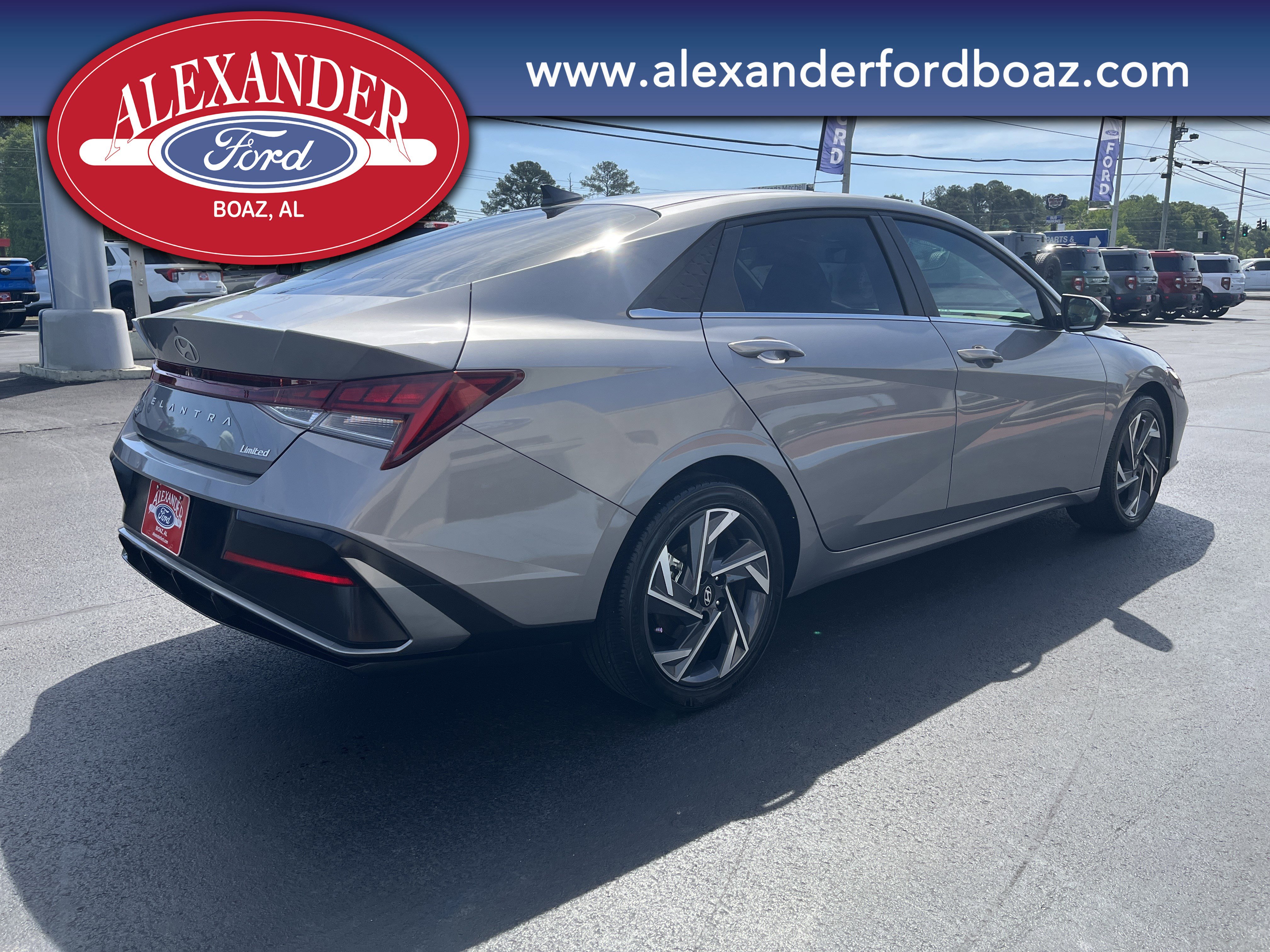 Used 2025 Hyundai Elantra Limited FWD image 4