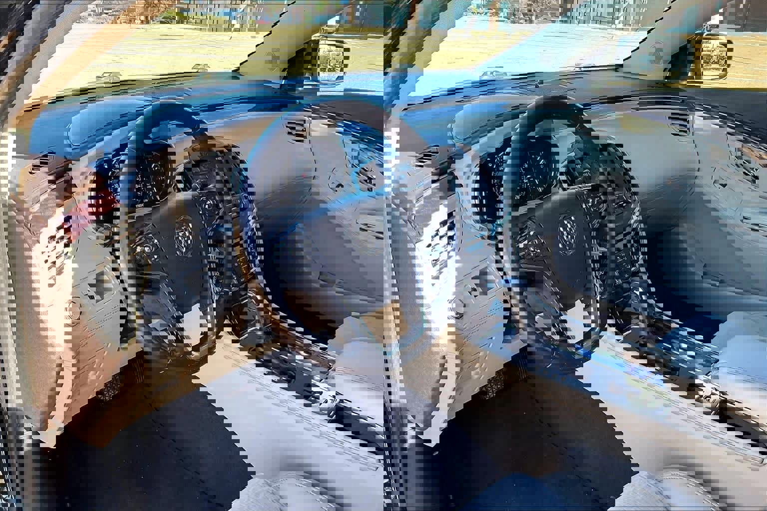 Used 2015 Buick LaCrosse image 2