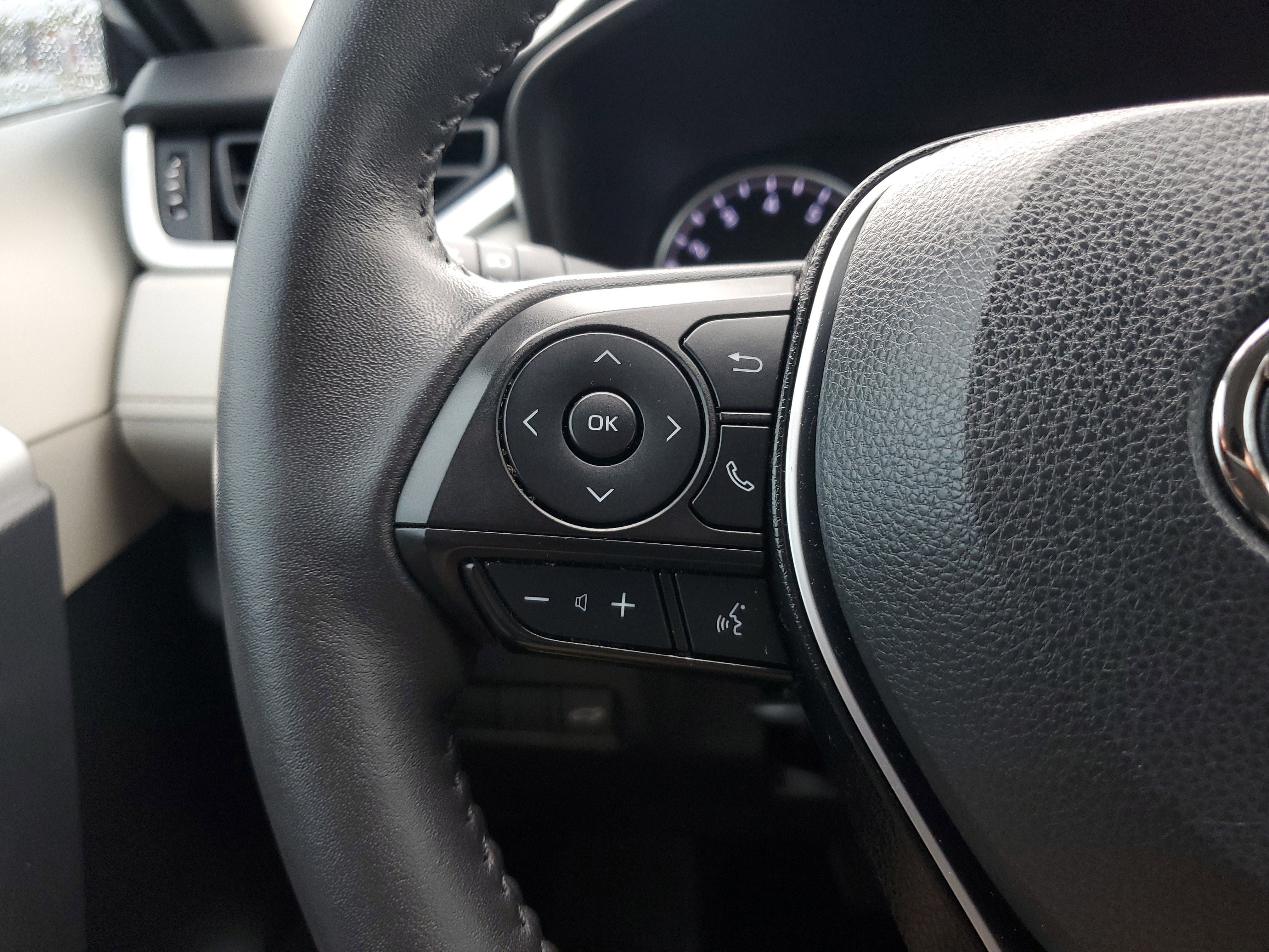 Used 2022 Toyota RAV4 XLE Premium image 22