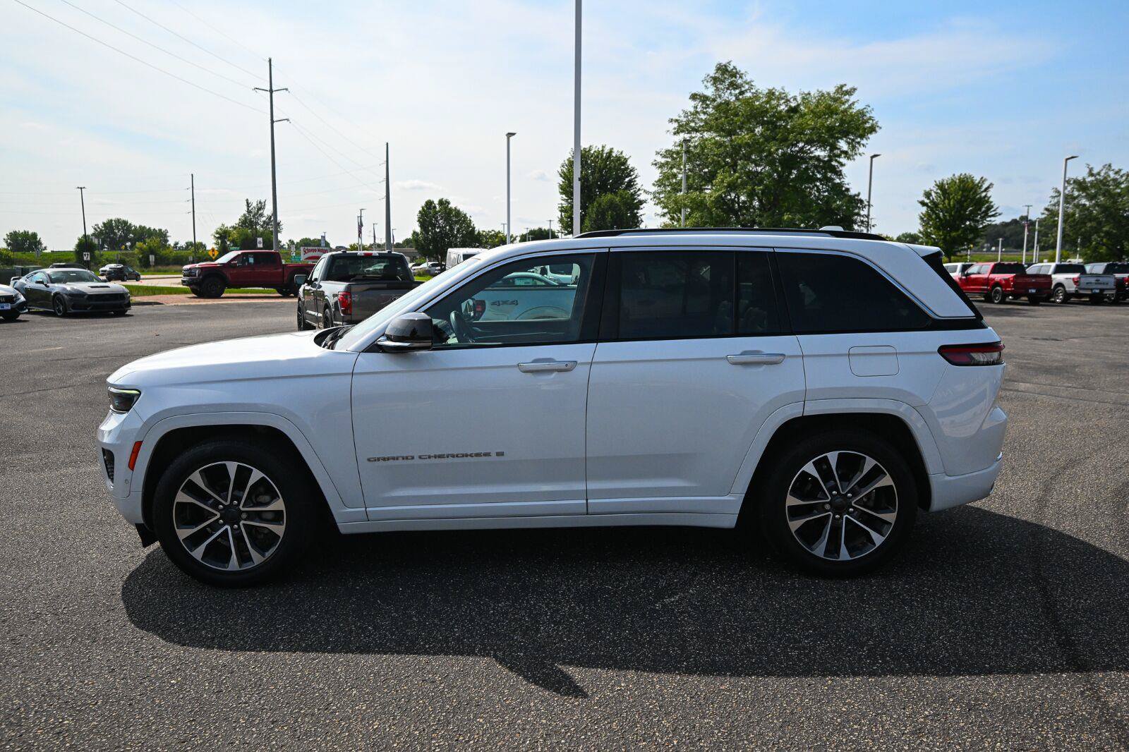 Used 2022 Jeep Grand Cherokee Overland w/ Adv Protech Group III AWD/4WD image 8
