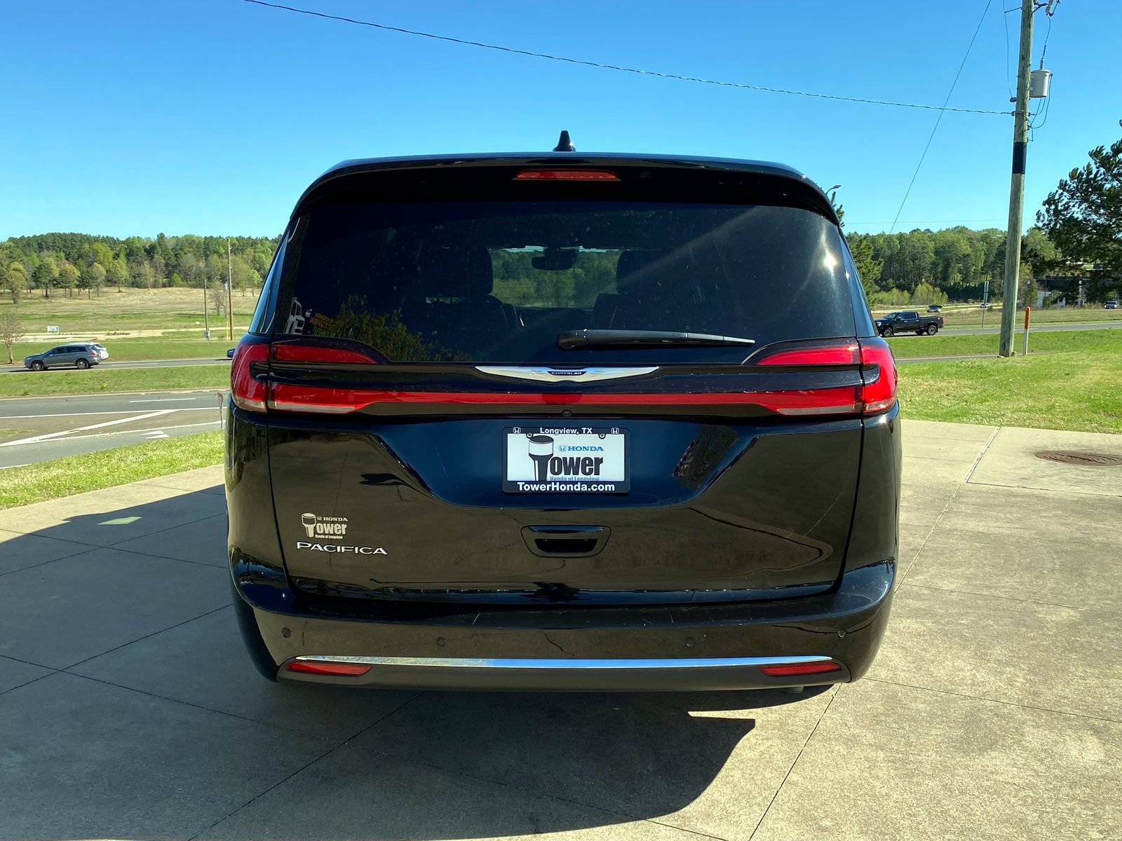 Used 2025 Chrysler Pacifica Select image 5