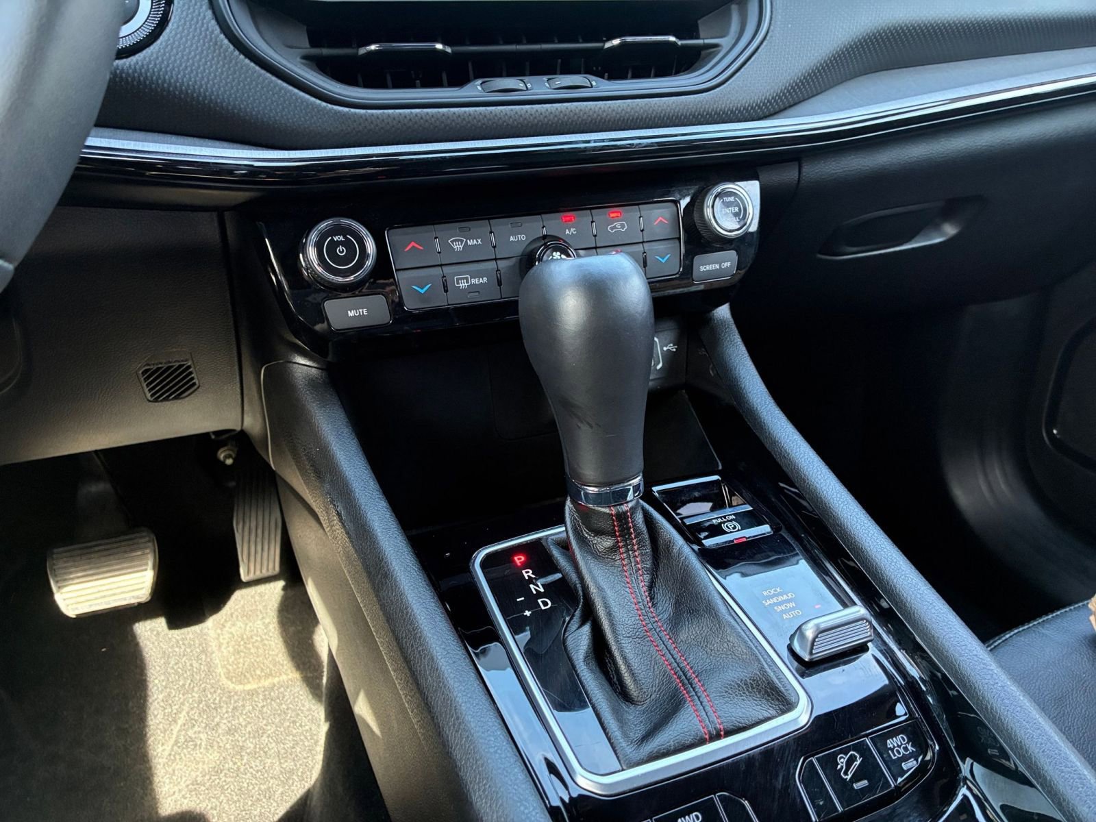 Used 2025 Jeep Compass Trailhawk AWD/4WD image 41