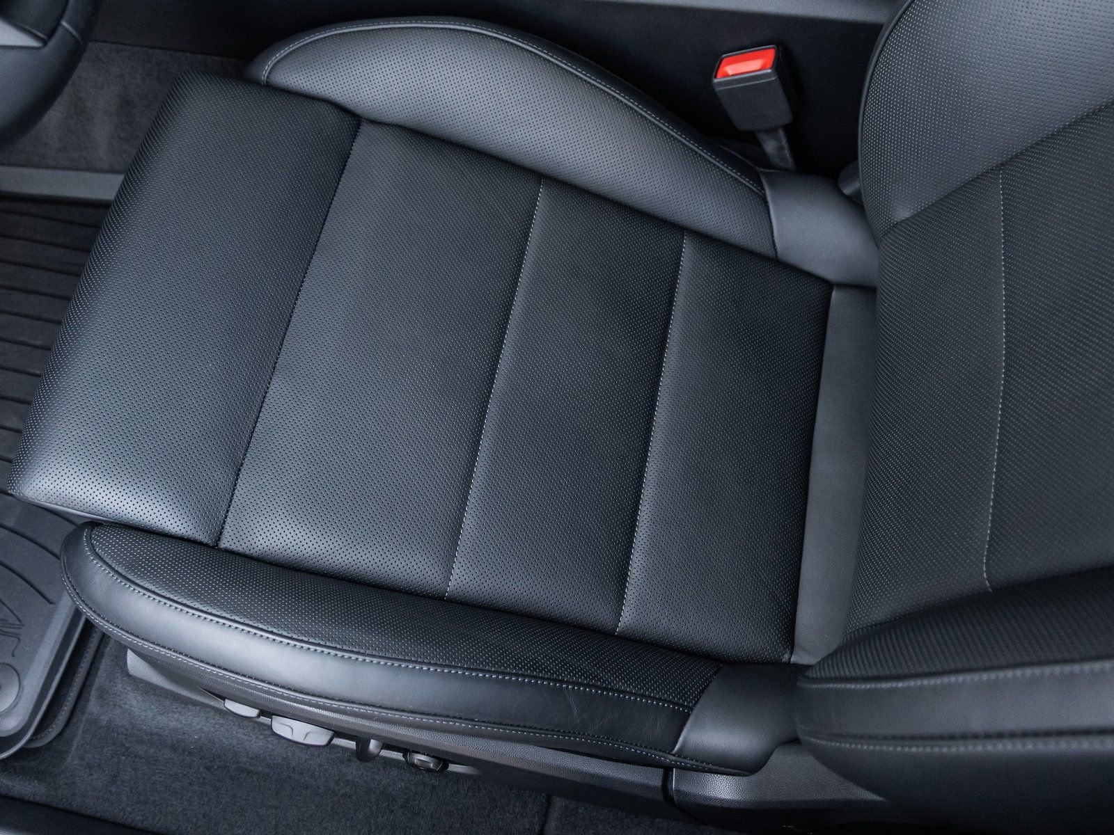 Certified 2025 Porsche Macan Electric image 24