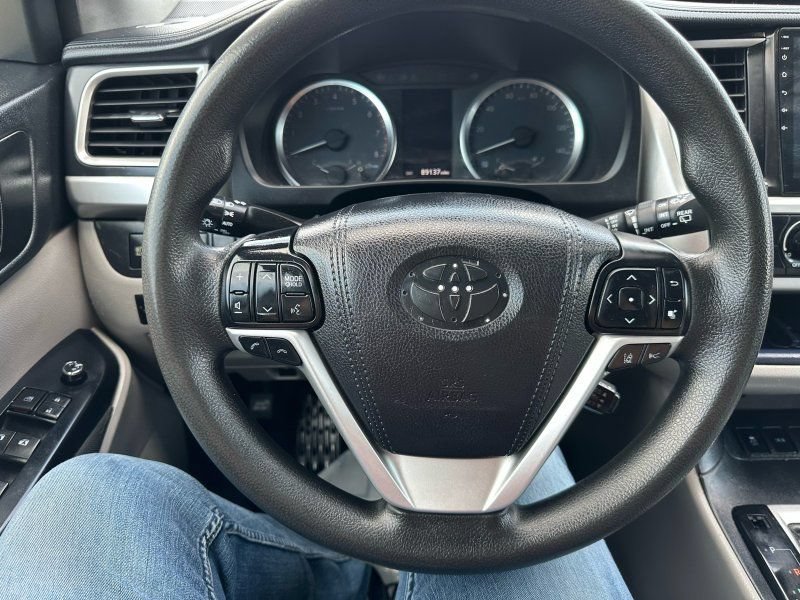 Used 2017 Toyota Highlander LE FWD image 19