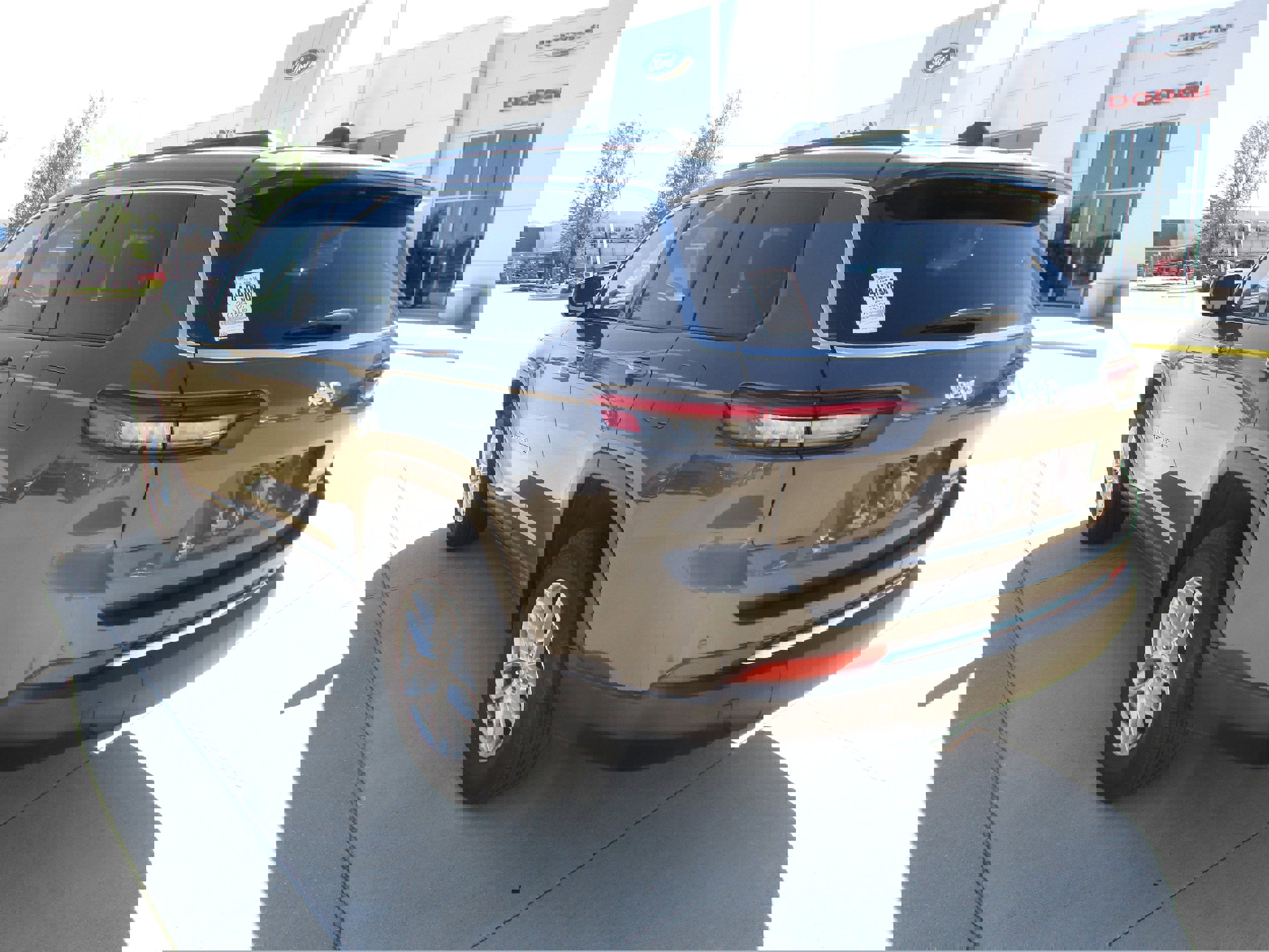 Used 2024 Jeep Grand Cherokee L Laredo w/ Luxury Tech Group I RWD image 4