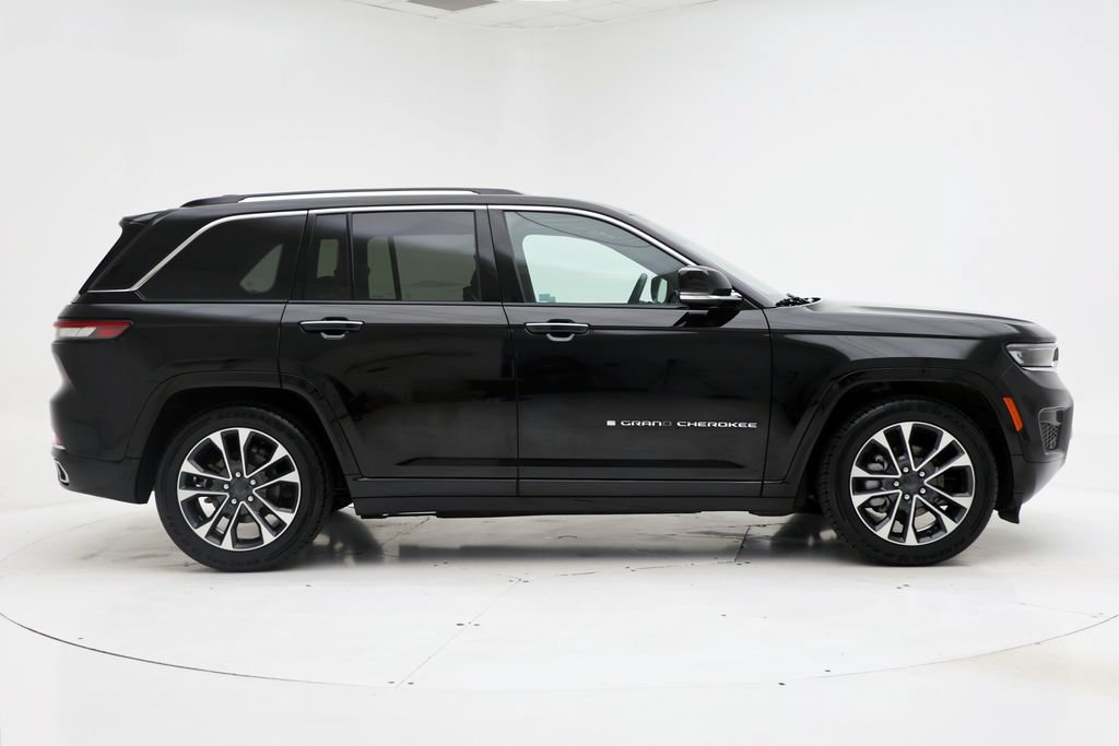 Used 2023 Jeep Grand Cherokee Overland w/ Luxury Tech Group IV AWD/4WD image 3