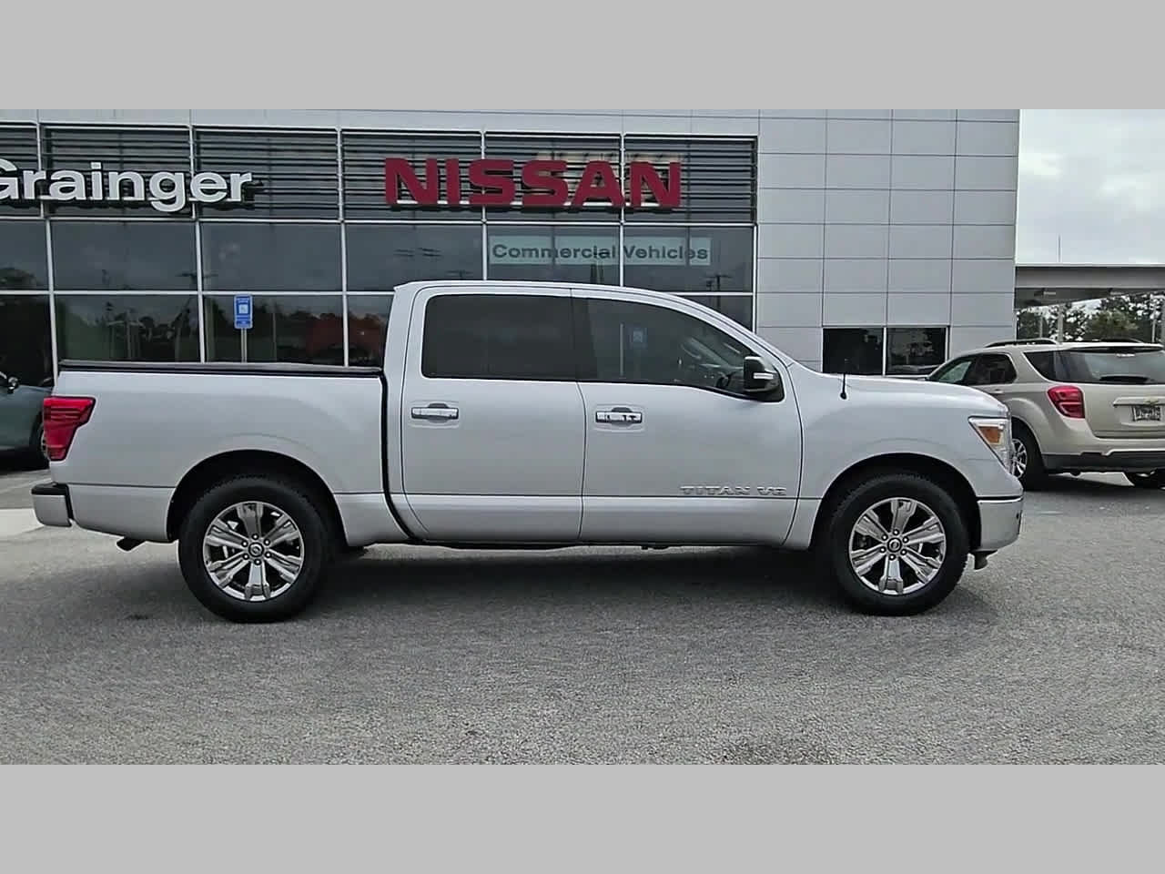 Used 2018 Nissan Titan SV w/ SV Convenience Package RWD image 35