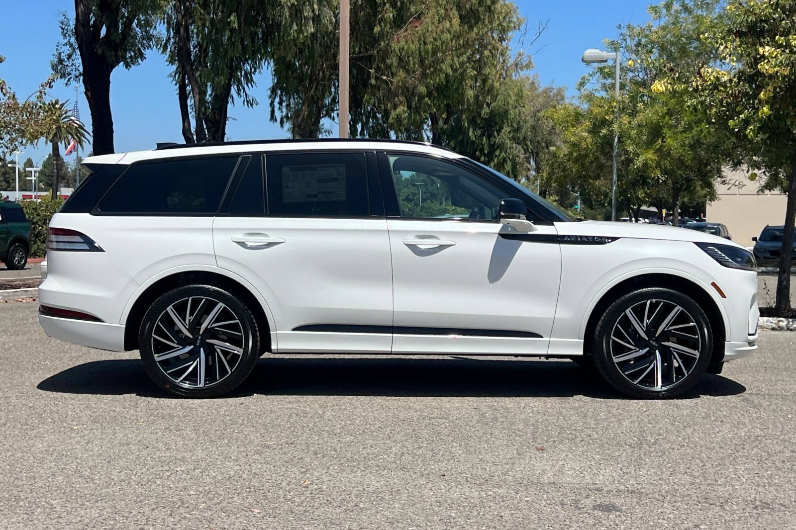 New 2026 Lincoln Aviator Black Label w/ Jet Appearance Package AWD/4WD image 3