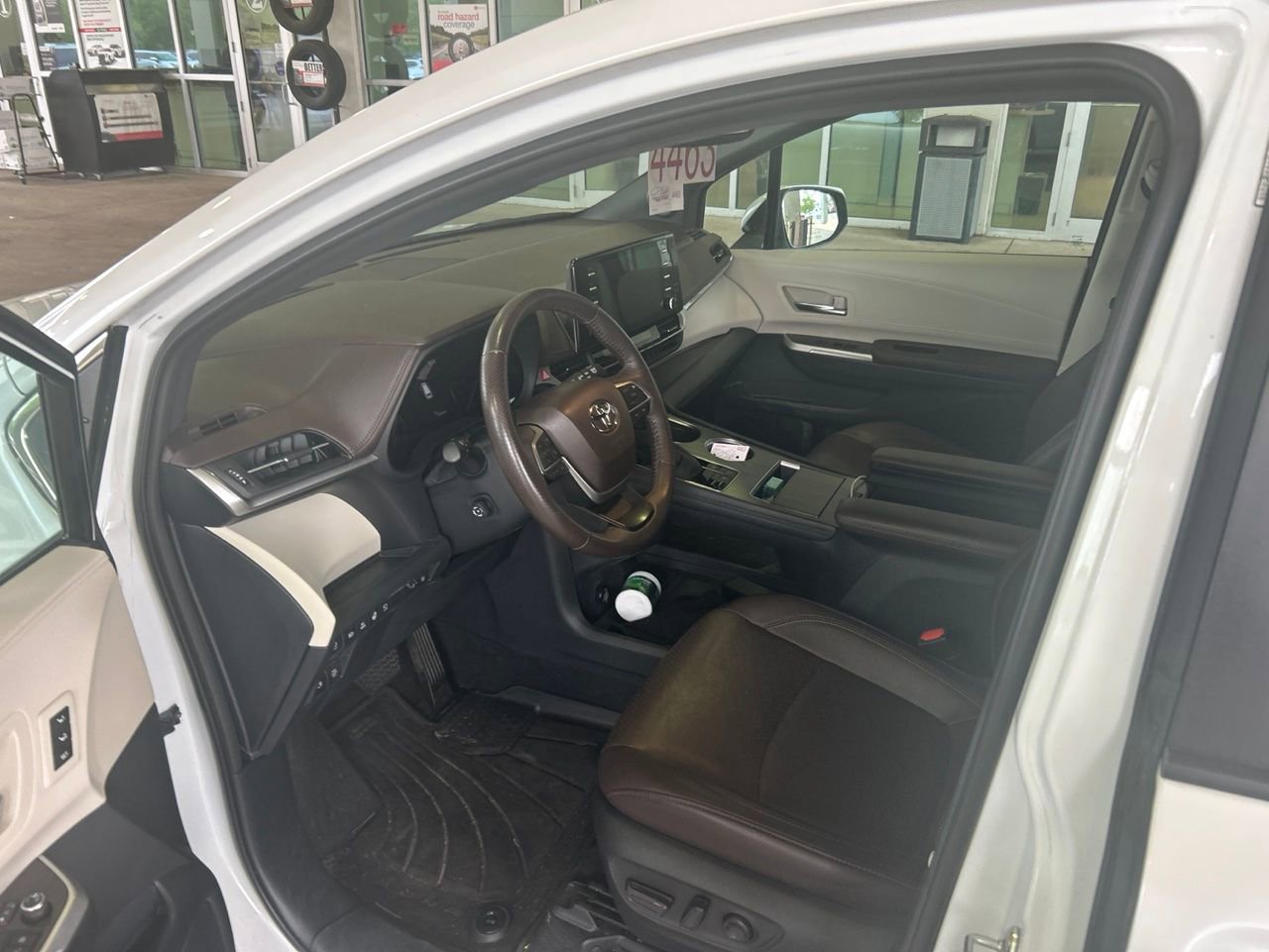 Used 2023 Toyota Sienna Platinum AWD/4WD image 7