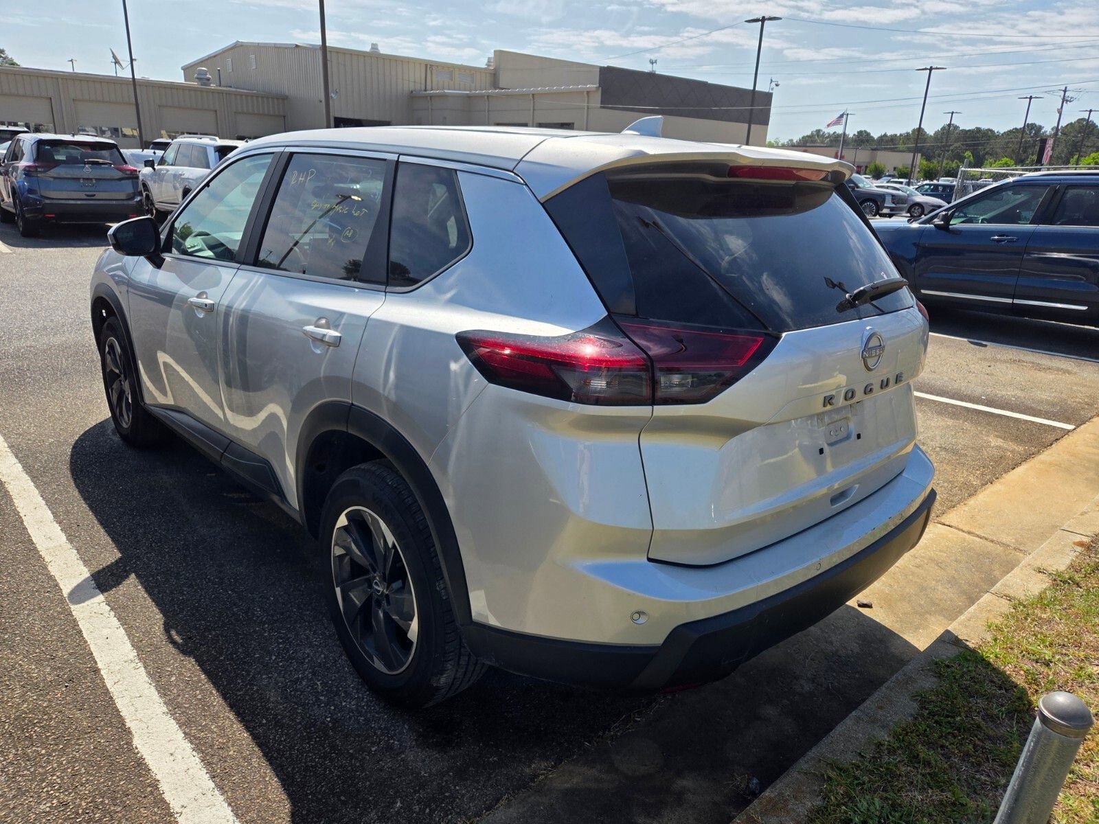 Used 2025 Nissan Rogue SV image 8