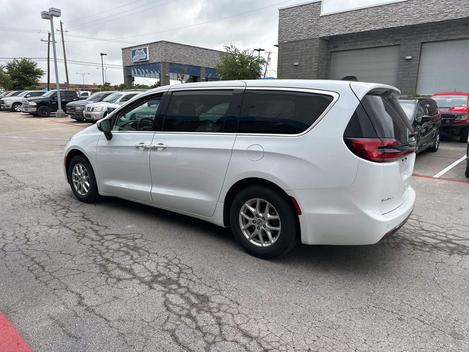 Used 2023 Chrysler Pacifica Touring-L image 4