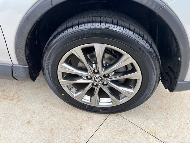 Used 2018 Toyota RAV4 Limited AWD/4WD image 10