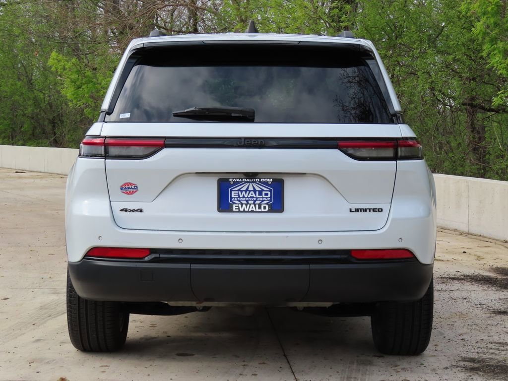 Used 2023 Jeep Grand Cherokee Limited w/ Black Appearance Package AWD/4WD image 15