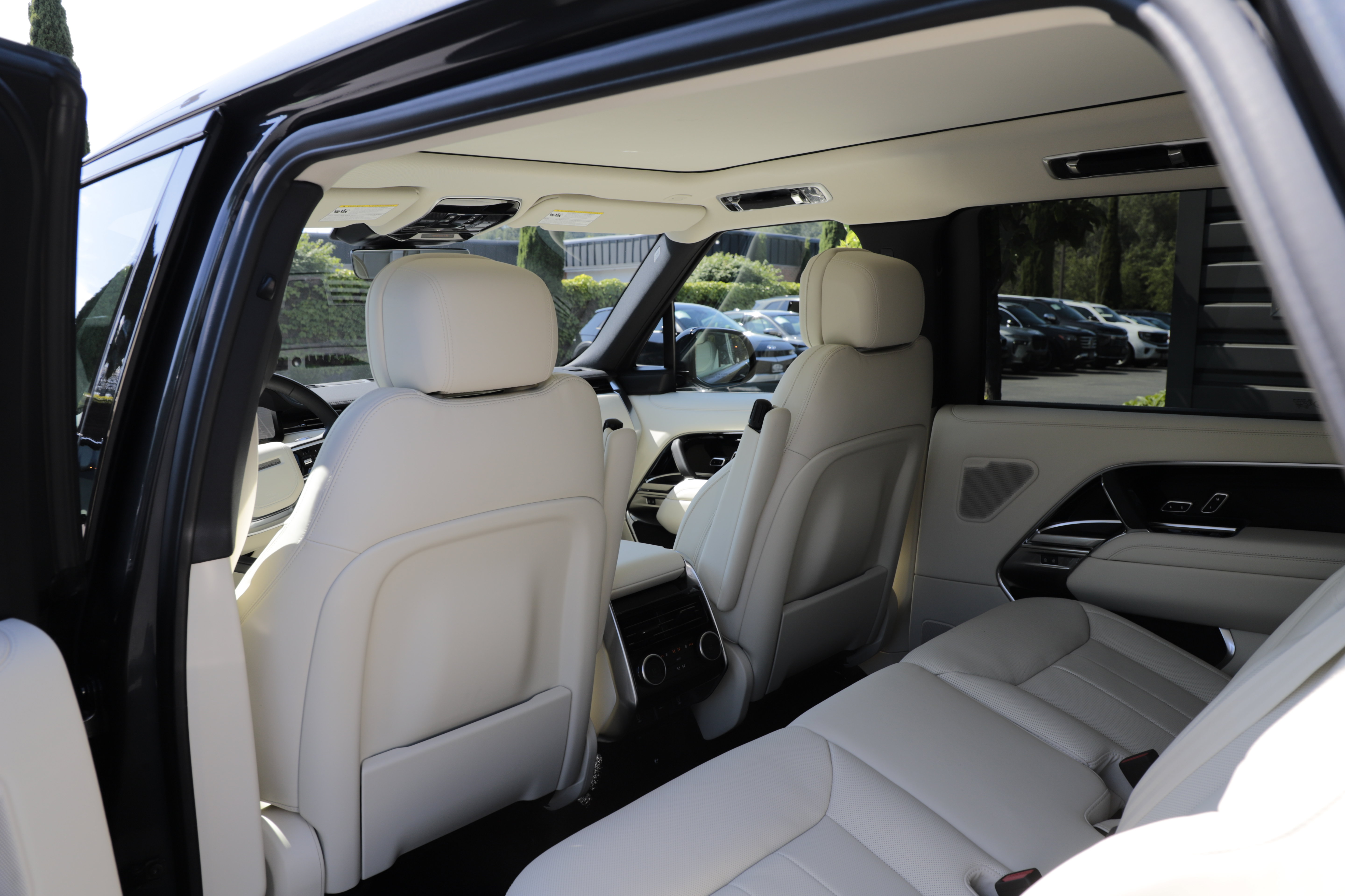New 2026 Land Rover Range Rover Long Wheelbase SE AWD/4WD image 17