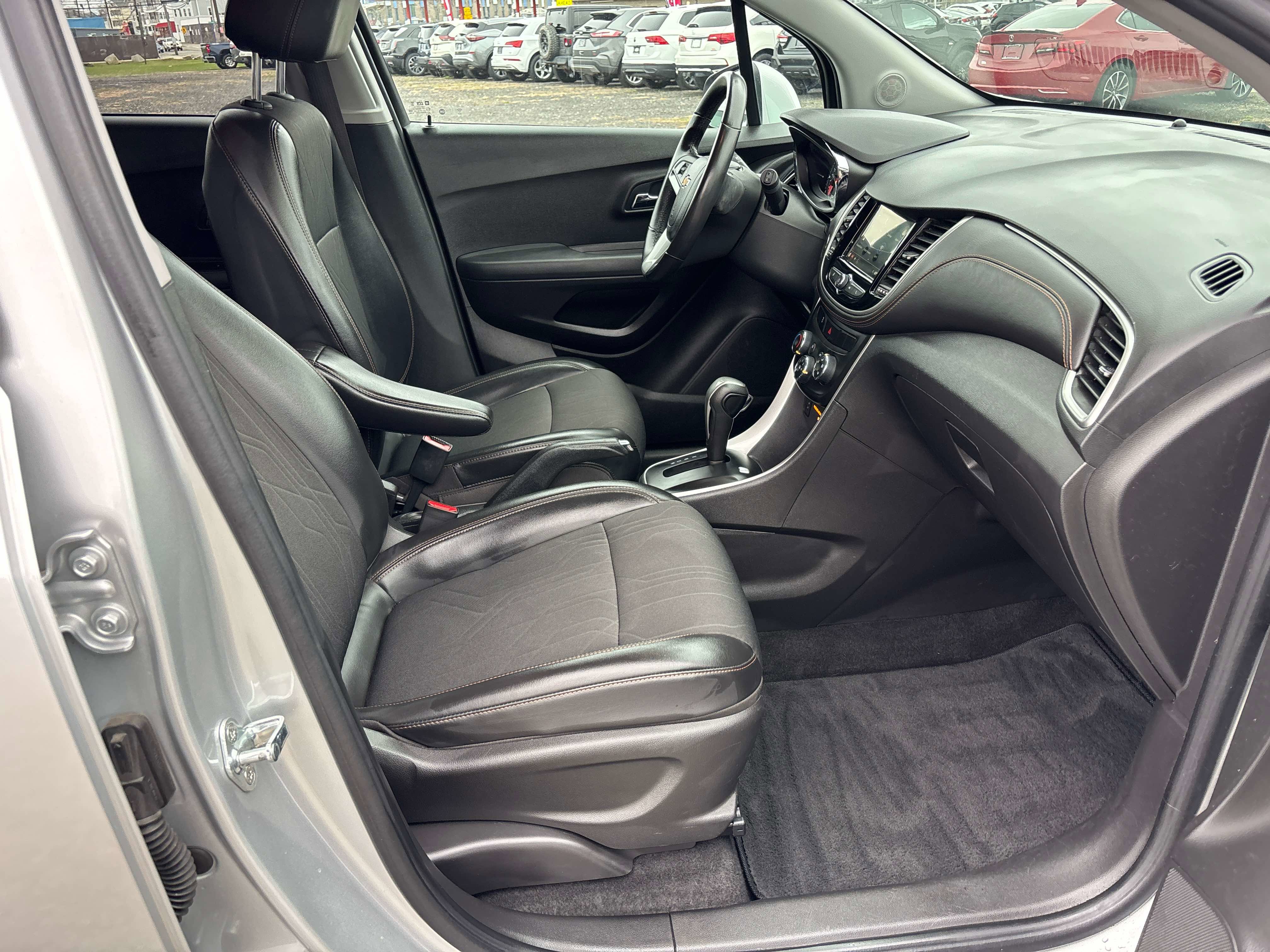 Used 2019 Chevrolet Trax LT w/ LT Convenience Package image 16