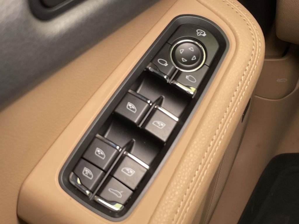 Certified 2025 Porsche Macan image 39