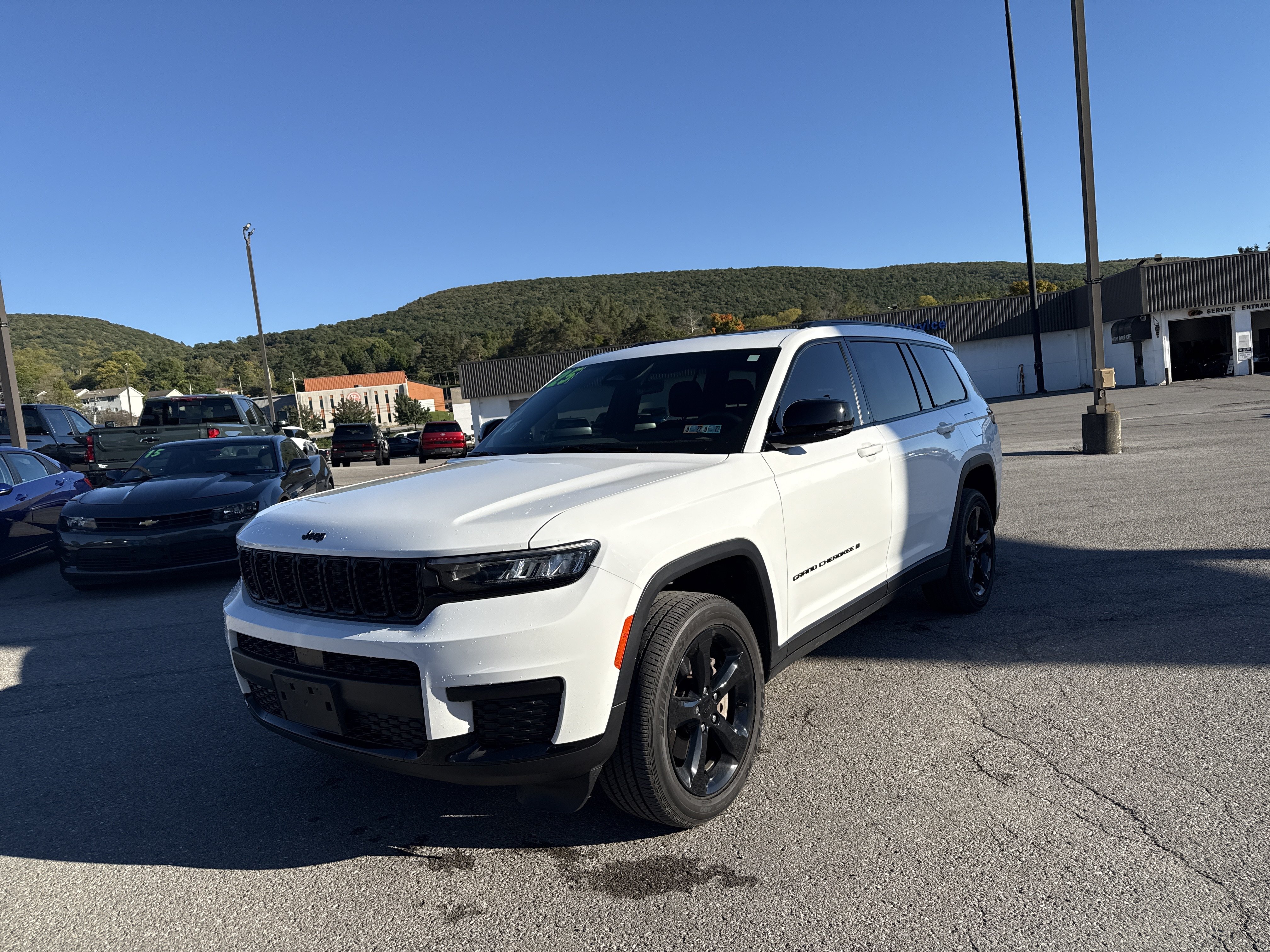 Used 2025 Jeep Grand Cherokee L Altitude AWD/4WD image 8