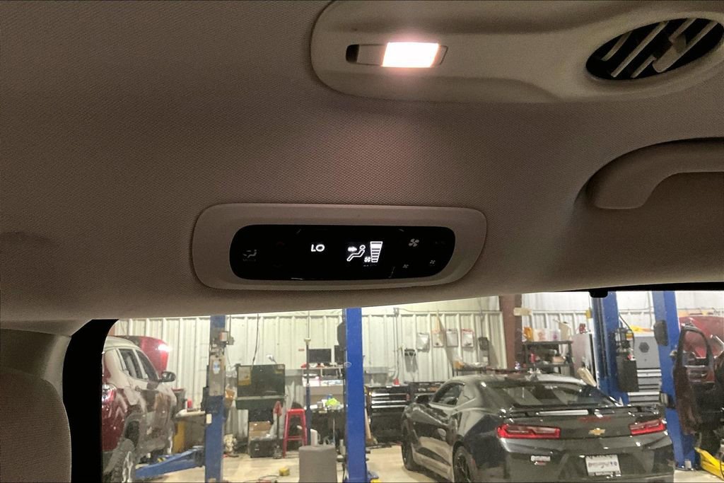 Used 2020 Chrysler Pacifica Touring w/ Tire & Wheel Group image 29