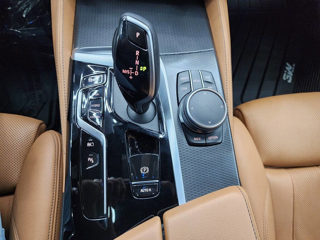 Used 2023 BMW 530e w/ M Sport Package image 23