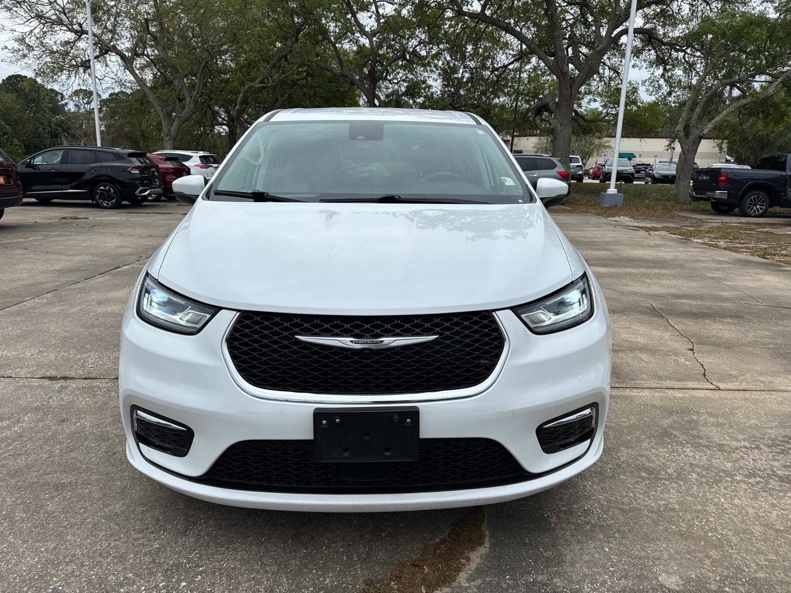 Certified 2023 Chrysler Pacifica Touring-L image 8