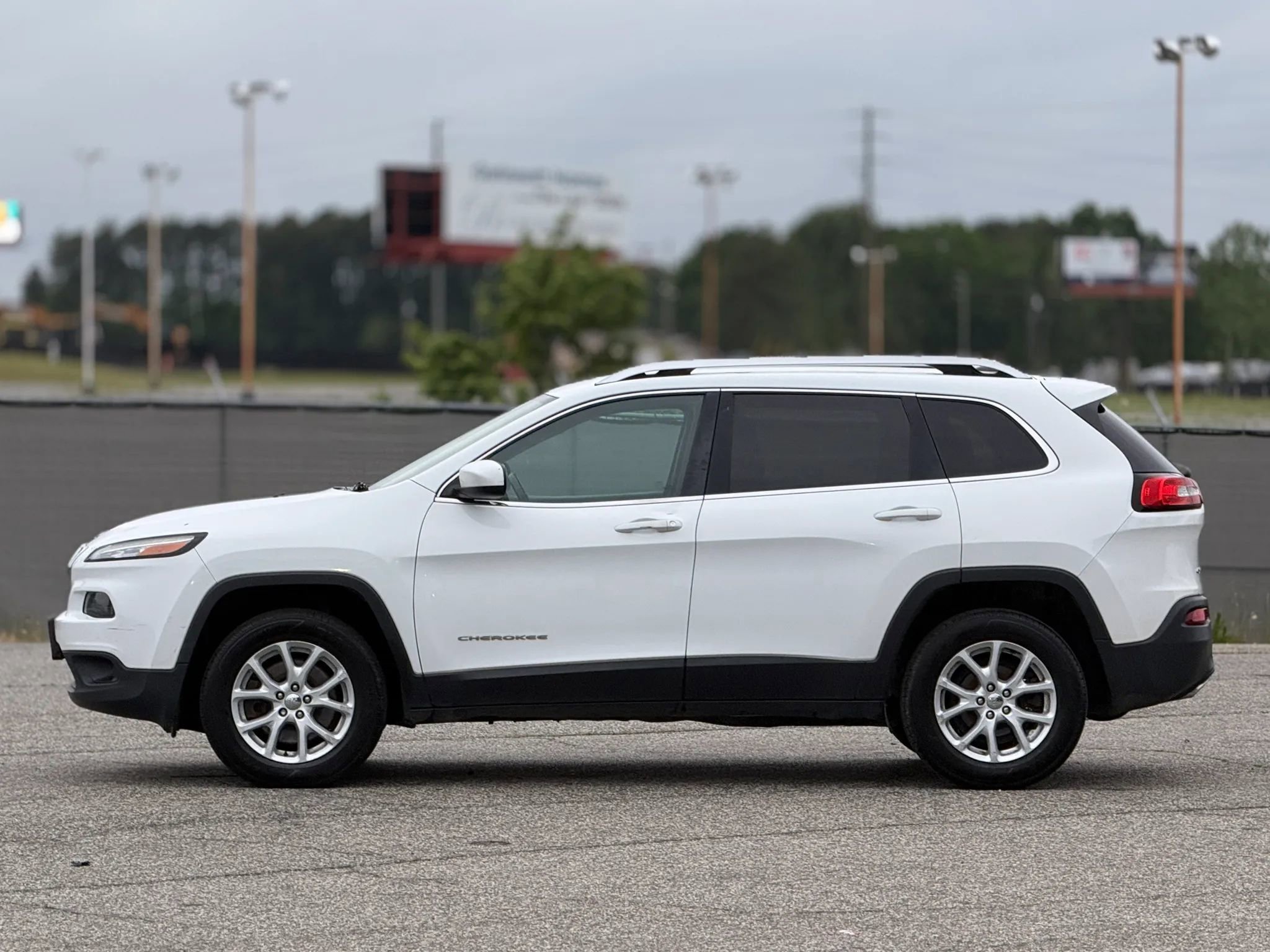 Used 2016 Jeep Cherokee Latitude w/ Cold Weather Group AWD/4WD image 8