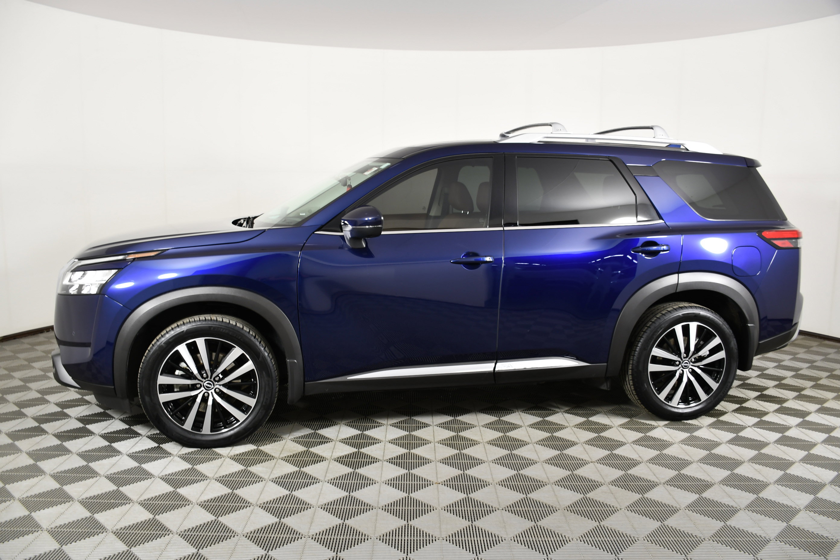 Used 2023 Nissan Pathfinder Platinum image 9