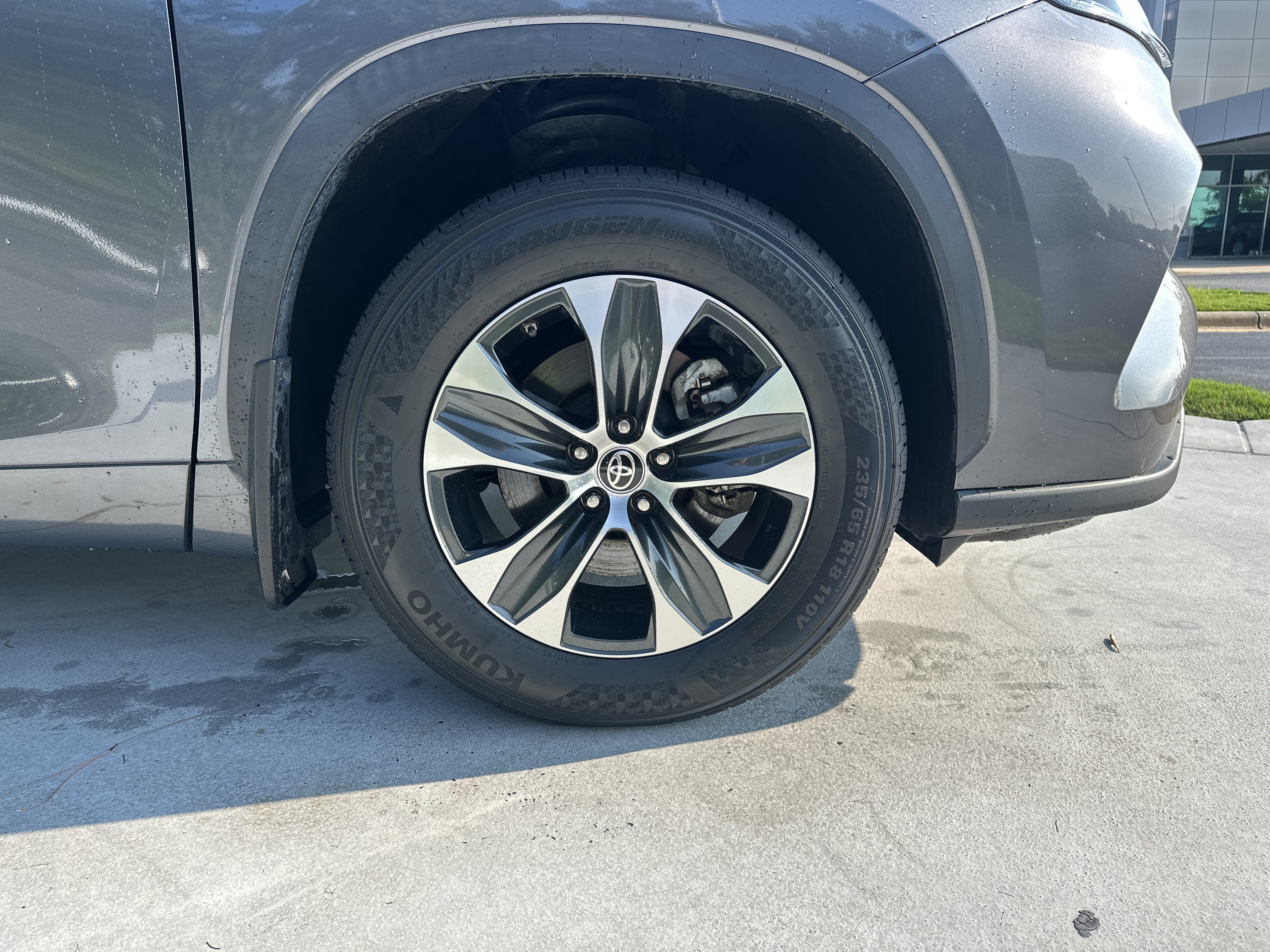 Used 2024 Toyota Highlander XLE FWD image 13