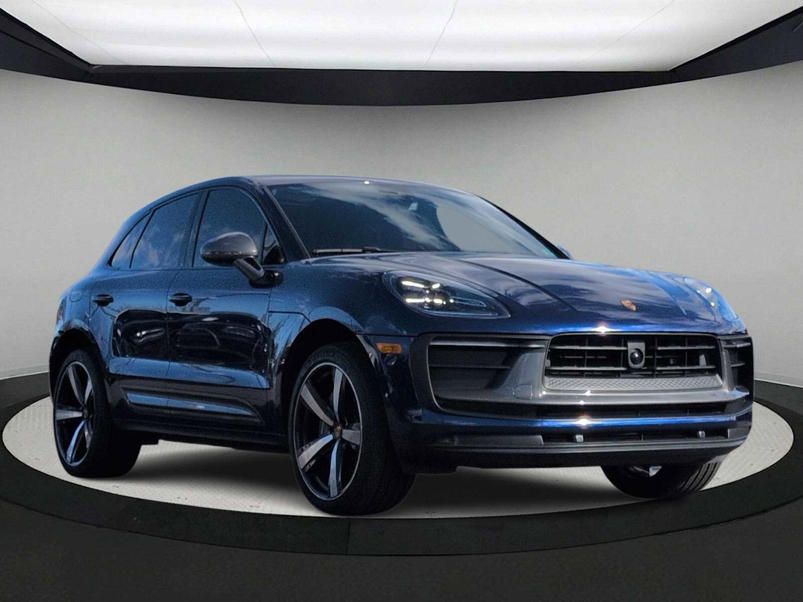 Used 2023 Porsche Macan Turbo image 2