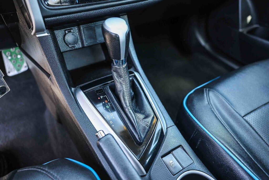 Used 2019 Toyota Corolla LE w/ Carpet Mat Package (TMS) FWD image 12
